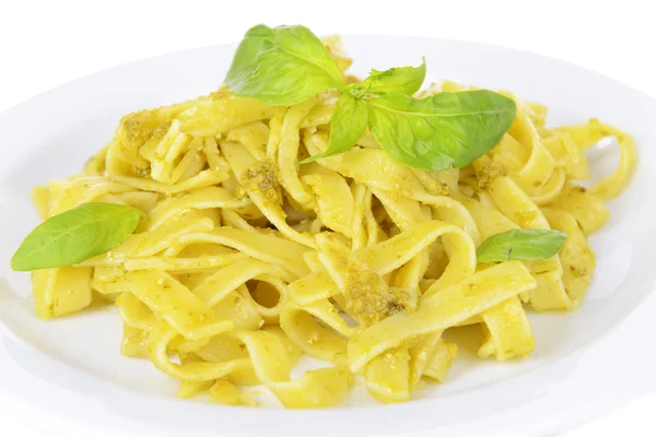 Läckra pasta med pesto på plattan närbild — Stockfoto