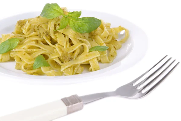 Läckra pasta med pesto på plattan närbild — Stockfoto