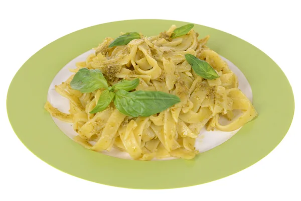 Läckra pasta med pesto på plattan isolerad på vit — Stockfoto