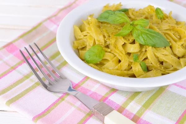 Deliziosa pasta con pesto in tavola primo piano — Foto Stock