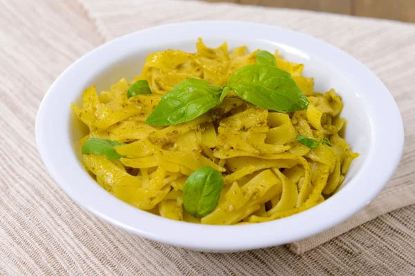 Paste delicioase cu pesto pe farfurie pe masa aproape — Fotografie, imagine de stoc