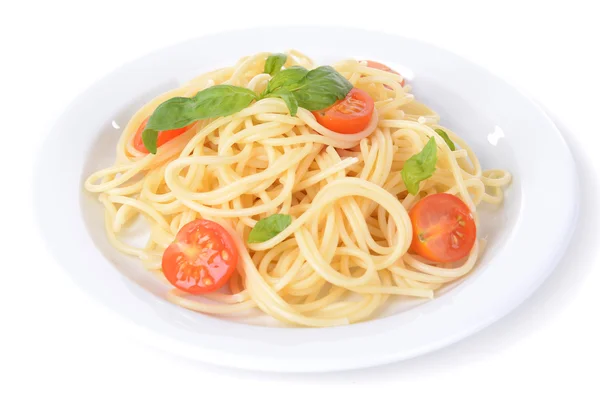 白で隔離される皿にトマトのおいしいスパゲッティ — ストック写真
