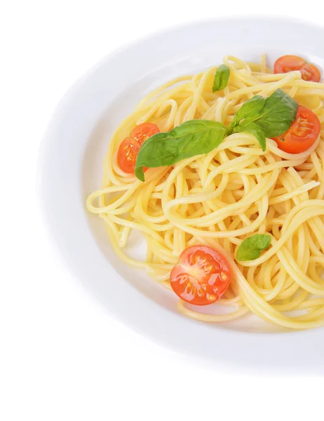 Espaguete delicioso com tomates na placa isolada em branco — Fotografia de Stock