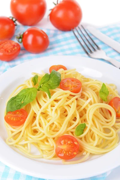 Utsökt spaghetti med tomater på tallriken på bordet närbild — Stockfoto