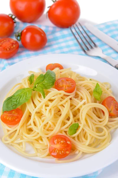 Pyszne spaghetti z pomidorami na tabliczce na stół szczegół — Zdjęcie stockowe