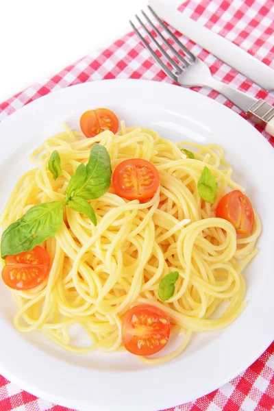 Vynikající špagety s rajčaty na štítku na tabulka detail — Stock fotografie
