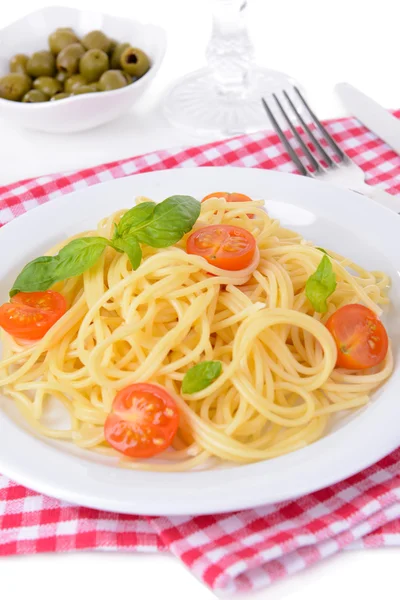 Leziz spagetti domates plaka üzerinde tablo yakın çekim — Stok fotoğraf