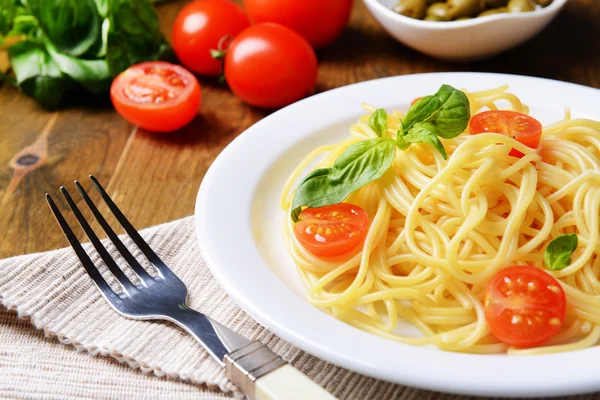 Deliziosi spaghetti con pomodori sul piatto primo piano — Foto Stock