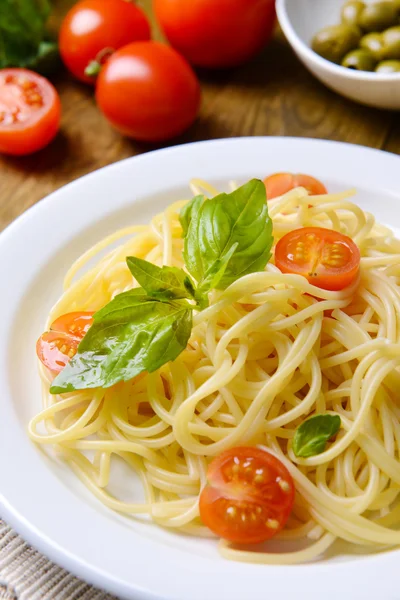 Délicieux spaghettis aux tomates dans une assiette sur table close-up — Photo