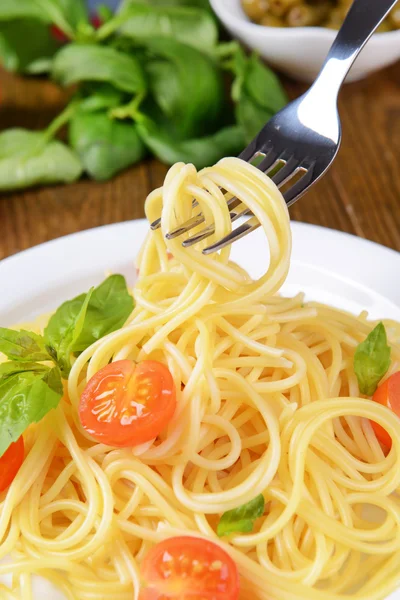 Pyszne spaghetti z pomidorami na tabliczce na stół szczegół — Zdjęcie stockowe