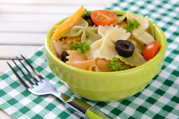 Läckra pasta med tomater på tallriken på bordet närbild — Stockfoto