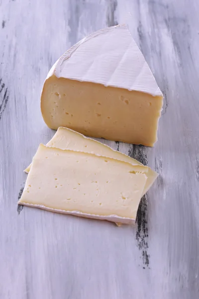 Sabroso queso Camembert, sobre mesa de madera —  Fotos de Stock