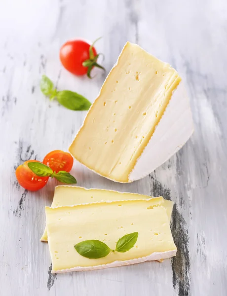 Queijo saboroso Camembert com tomate e manjericão, sobre mesa de madeira — Fotografia de Stock