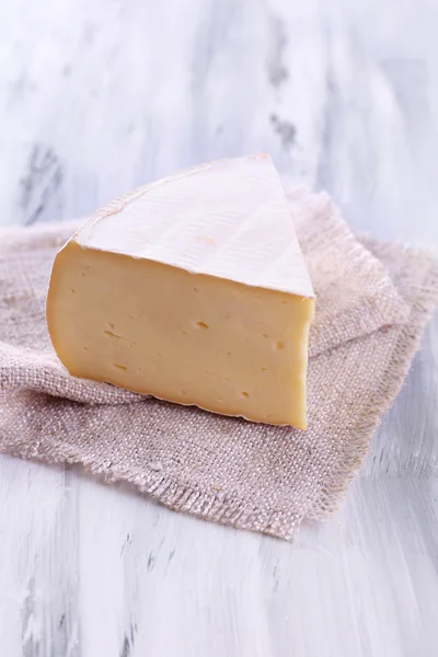 Sabroso queso Camembert con tomillo, sobre mesa de madera —  Fotos de Stock