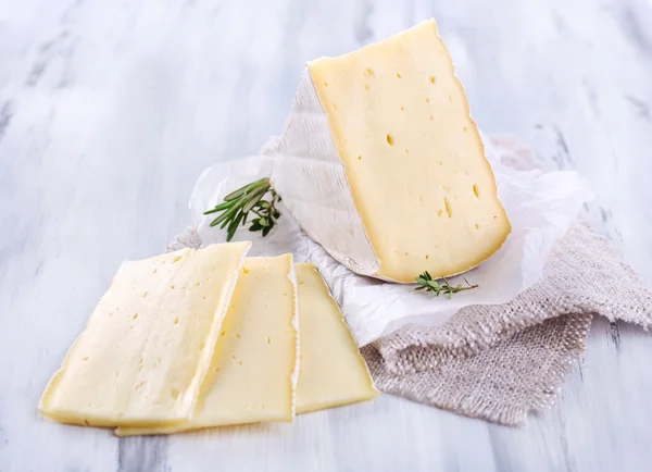 Queijo saboroso Camembert com alecrim, sobre mesa de madeira — Fotografia de Stock