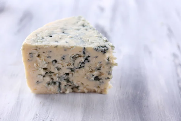 Tasty blue cheese, on wooden table — Stock Photo, Image