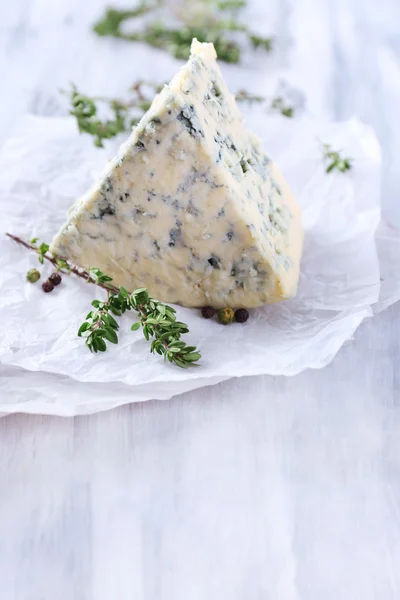 Schmackhafter Blauschimmelkäse mit Thymian auf Holztisch — Stockfoto