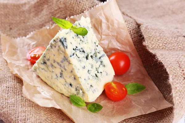 Schmackhafter Blauschimmelkäse mit Tomaten und Basilikum, auf Klettengrund — Stockfoto