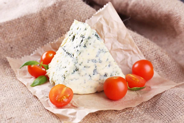 Schmackhafter Blauschimmelkäse mit Tomaten und Basilikum, auf Klettengrund — Stockfoto