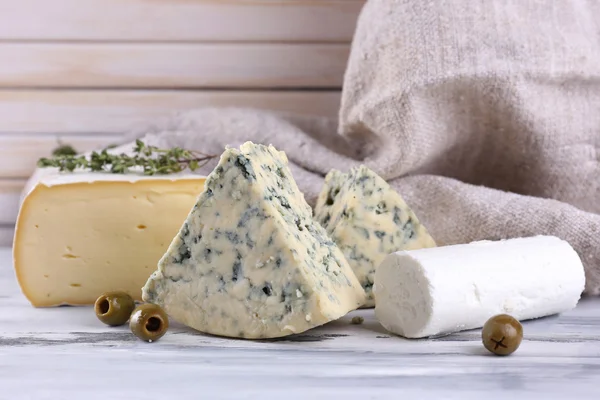 Verschiedene leckere Käsesorten, auf Holztisch — Stockfoto