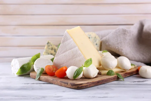 Различные вкусный сыр, на деревянном столе — стоковое фото