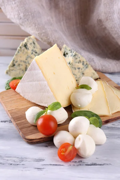 Différents fromages savoureux, sur table en bois — Photo