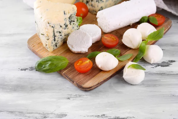 Různé chutné sýry, na dřevěný stůl — Stock fotografie