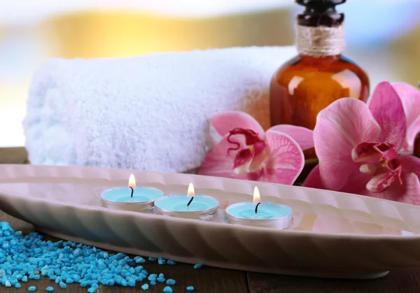 Hermoso entorno de spa con flor sobre fondo brillante — Foto de Stock