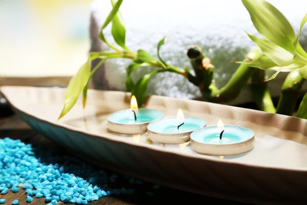 Bela configuração de spa com bambu na mesa de madeira, no fundo brilhante — Fotografia de Stock