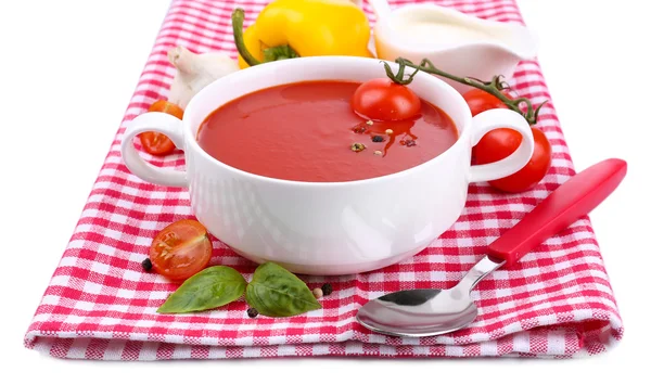 Smakelijke tomatensoep en groenten, geïsoleerd op wit — Stockfoto