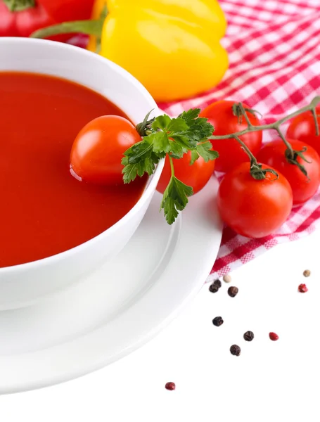 Gustosa zuppa di pomodoro e verdure, isolata su bianco — Foto Stock