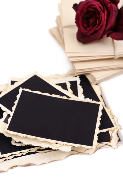 Blank vecchie foto, lettere e fiori secchi, isolato su bianco — Foto Stock