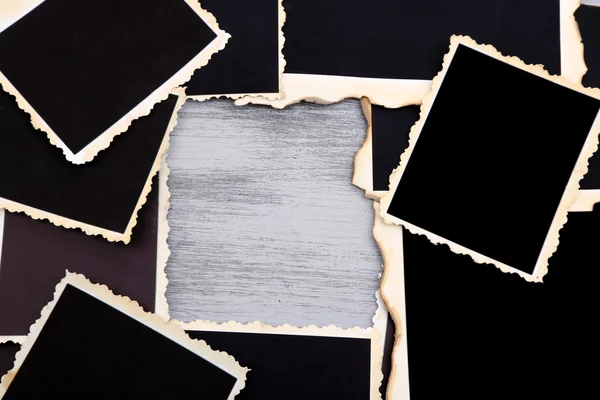 Fotos antiguas en blanco sobre fondo de madera de color — Foto de Stock