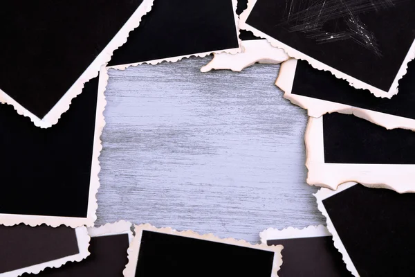 Fotos antiguas en blanco sobre fondo de madera de color — Foto de Stock