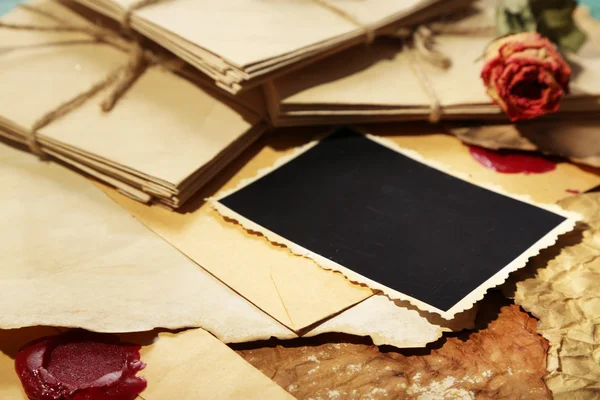 Composizione con vecchie foto vuote, carta, lettere su sfondo di legno a colori — Foto Stock