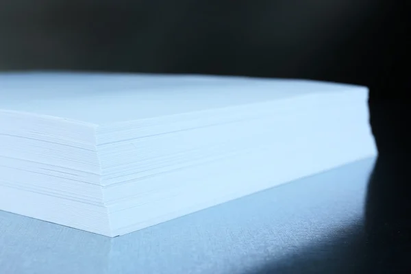 Livro branco sobre fundo cinzento close-up — Fotografia de Stock