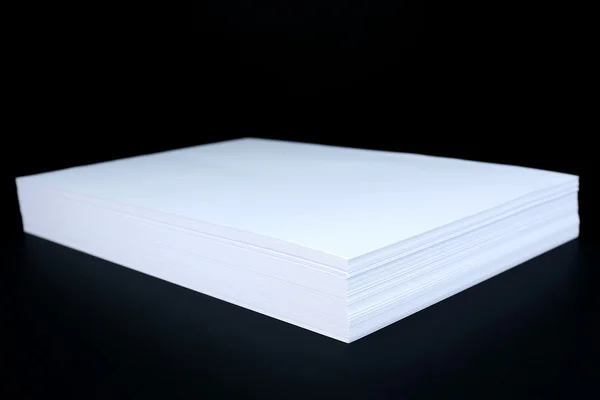 Білий папір на чорному тлі крупним планом — стокове фото