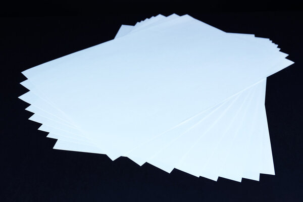 Белая бумага на черном фоне крупный план
