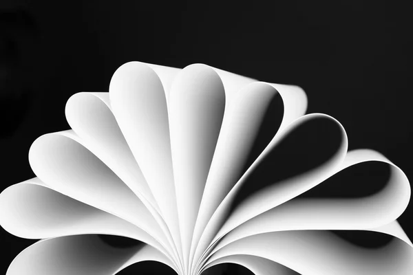 Image abstraite de feuilles forme d'onde de papier blanc sur fond noir gros plan — Photo