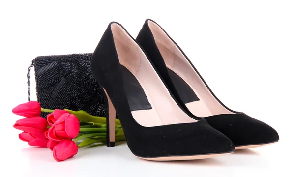Belle scarpe nere femminili, borsa e fiori, isolate su bianco — Foto Stock
