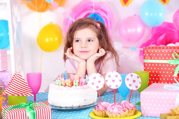 Menina bonita comemorar seu aniversário — Fotografia de Stock
