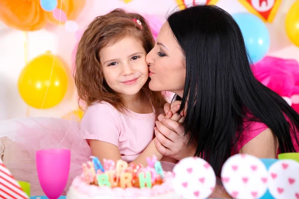 Menina bonita com a mãe comemorar seu aniversário — Fotografia de Stock