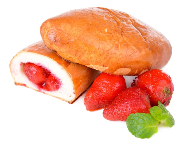 흰색 절연 딸기와 신선한 구운된 고기 파이 — 스톡 사진