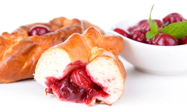 Vers gebakken pasteitjes met cherry geïsoleerd op wit — Stockfoto