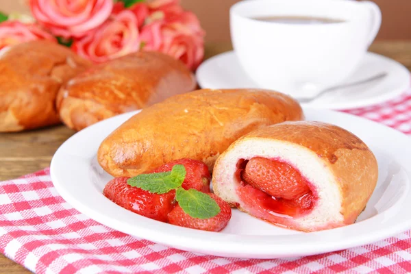 Pâtes fraîches cuites au four avec des fraises sur l'assiette sur la table close-up — Photo