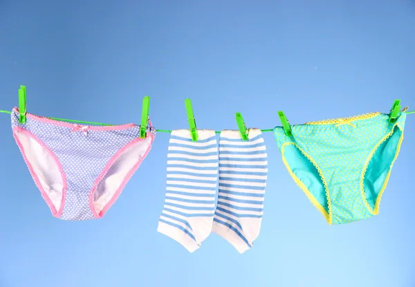 Μωρό ρούχα που κρέμονται για άπλωμα, σε φωτεινό φόντο — Φωτογραφία Αρχείου