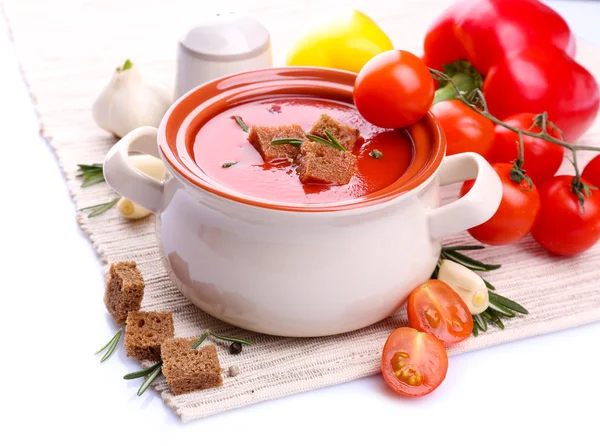 Zupa pomidorowa smaczne i warzyw, na białym tle — Zdjęcie stockowe