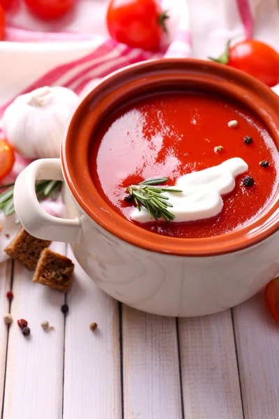 Gustosa zuppa di pomodoro sul tavolo di legno — Foto Stock