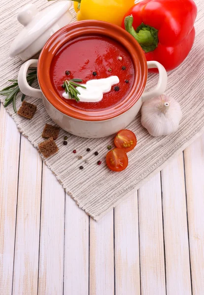 Sabrosa sopa de tomate y verduras en la mesa de madera —  Fotos de Stock