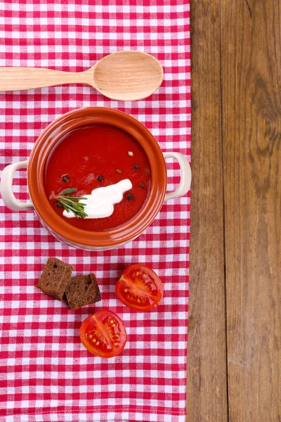 Вкусный томатный суп на деревянном столе — стоковое фото